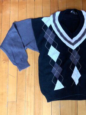 Men's "JED" Argyle V-Neck Sweater. XL
